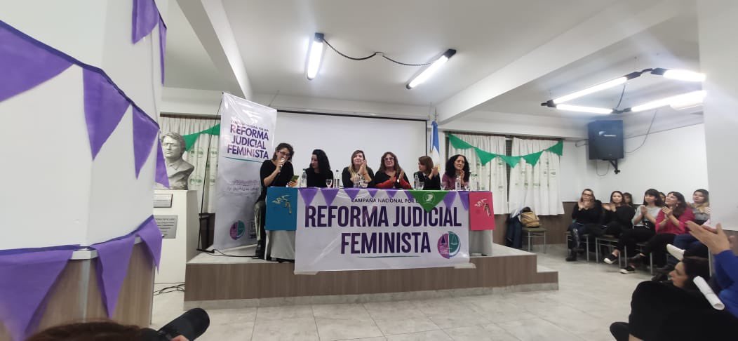 KolinaNacional's tweet photo. ⚖️LANZAMIENTO «CAMPAÑA NACIONAL POR UNA REFORMA JUDICIAL FEMINISTA»

#KolinaFeminista participó del lanzamiento junto a organizaciones feministas y transfeministas, del colectivo LGBTIQ+, sindicales, sociales, de derechos humanos y académicas. https://t.co/DWlTcfjcaY