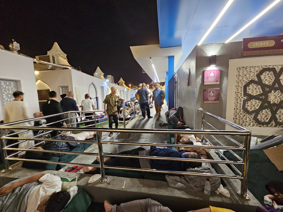 syaltout's tweet photo. Membludak. Ya, satu kamar diisi 60 sampai 90 jemaah. Jemaah pun akhirnya, tidur di luar. Bahkan tidur di pinggir toilet dan/atau ram masuk toilet!

Ya, ini Maktab Jemaah Haji Khusus yang bayar 2 sampai 3 kali lebih mahal daripada Jemaah Haji Reguler. https://t.co/A76qlum7bb