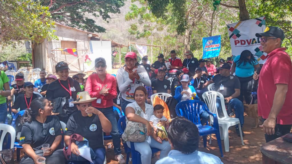 Participamos en el Plan de Formación y Concientización impulsado por el @MinAlimenVen
desde municipio Antolín del Campo, dirigido a nuestros líderes y lideresas de los #CLAP.

#ProducirEsVencer
#EmpoderarElPoderPopular
@NicolasMaduro
@wcastroPSUV
@Alessandrellove