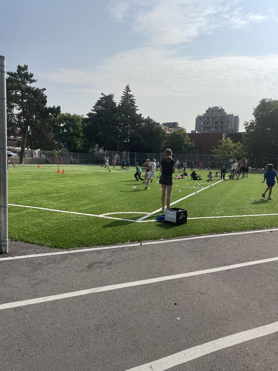 isimanic1's tweet photo. Track and Field Play DAY at Howard! 🏃‍♀️☀️

#trackandfield #runplayjump @TDSB_HowardPS @tdsb https://t.co/ycOu2OE8Vq