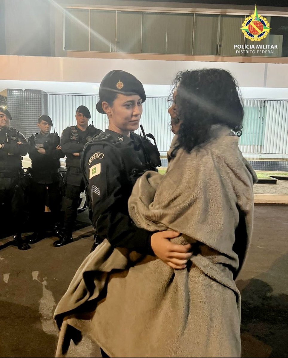 thaisousadf's tweet photo. Uma imagem fala mais que mil palavras. #pmdf #ThankYou https://t.co/dBk1ovF7de