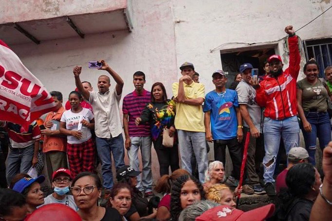 ¡CATIA ESTÁ CON MADURO!✊🏾

Esta tarde acompañamos al Cap. <a href="/dcabellor/">Diosdado Cabello R</a> 1er vicepresidente del @partidopsuv , a una marcha en apoyo al presidente de la República, @nicolasmaduro en el sector de Los Frailes, en la parroquia Sucre de Caracas.