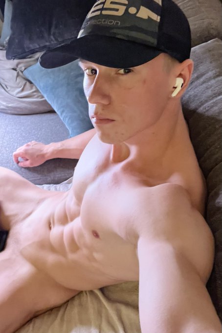 A little bit of abs and a little bit of acne😂🦾 Good night everyone❤️&zwj;🔥 https://t.co/g59rGdEwhP