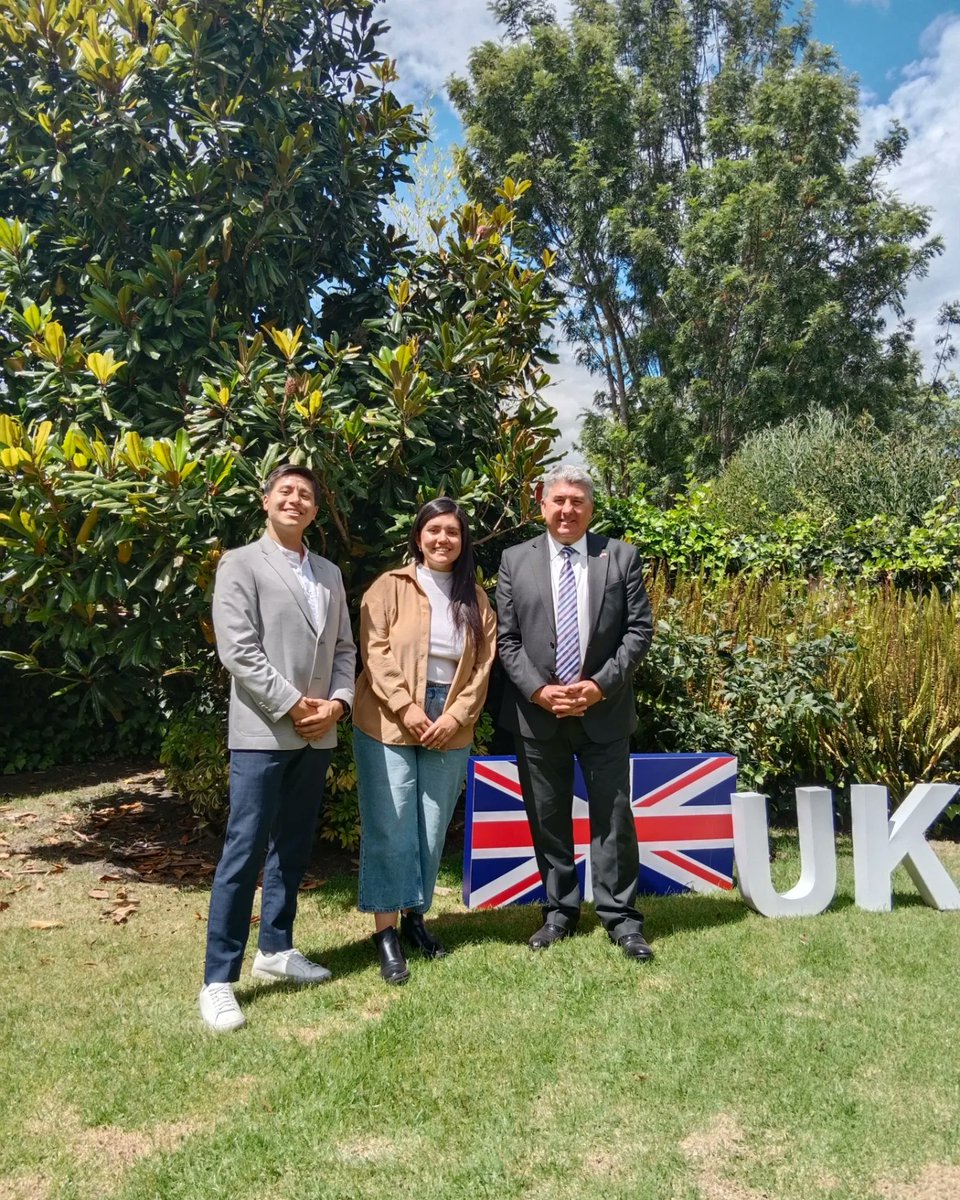 En conmemoración del Mes del Ambiente, se llevó a cabo un acto simbólico de cooperación ambiental, sembrando árboles y fortaleciendo la colaboración entre Global Shapers Quito, <a href="/UKinEcuador/">UK in Ecuador 🇬🇧🇪🇨</a> y <a href="/JardinUIO/">JardínBotánicoQuito</a>, en busca de un futuro sostenible. #MesDelAmbiente #CooperaciónAmbiental