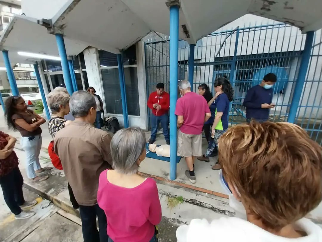 Capitalhum_ch's tweet photo. #29Jun | Realizamos el micro taller "Soporte Básico de Vida", con la Fundación @Venemergencia, para los vecinos del edificio Los Azules, de la Av. Luis Roche, Urb. El Dorado, #AltamiraSur. 🆘 https://t.co/ek4B1vvr0b