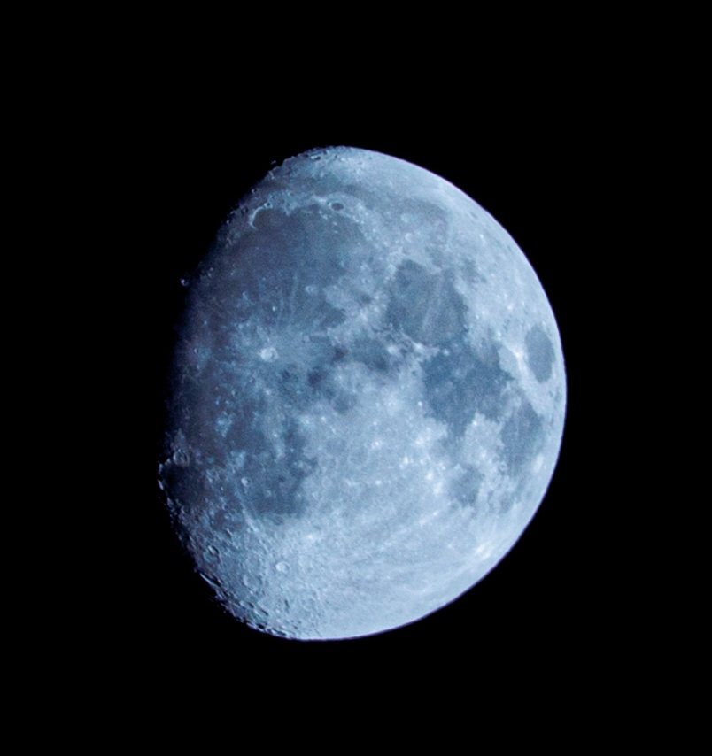TareeqIqbalMohd's tweet image. The Moon in a Waxing Gibbous phase 85%. This is the phase where the moon is more than 50% illuminated but has not yet reached 100% illumination, which would be a full moon
#moon #NASA @NASAPOTD #NASAScience @KuwaitSatSpace
@IndiAves @NASAViz @NASAMoon @NASAAmes #NaturePhotography