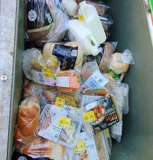 Woolworths, QLD: 'Daily, I wittnes senseless food waste, an experience that left me bewildered and overwhelmed with sorrow.'
#CostOfLivingCrisis #costofliving