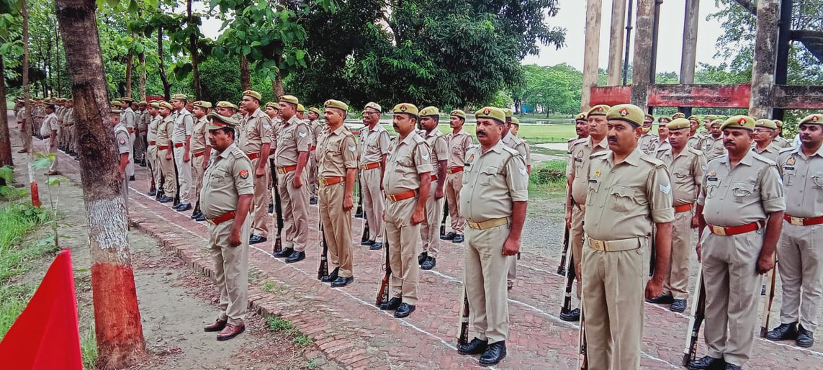 maharajganjpol's tweet photo. #MaharajganjPolice 
रिजर्व पुलिस लाइन स्थित परेड ग्राउंड पर पुलिस अधीक्षक महराजगंज द्वारा शुक्रवार परेड की सलामी ली गई एवं परेड का निरीक्षण किया गया।

परेड संबंधित आवश्यक दिशा निर्देश दिए गए।
#UPPolice 
@diggorakhpur @AdgGkr https://t.co/KnvV2p9DLI