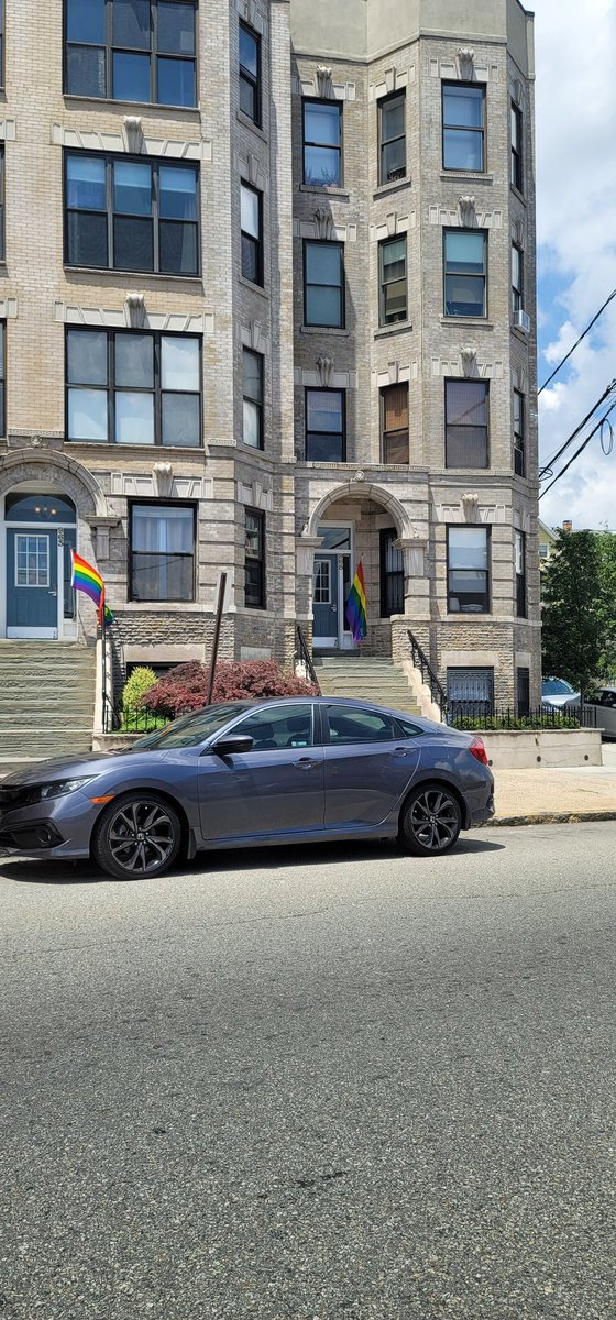 Fotoğrafları New Jersey'de çektim. Artık iş öyle bir hale gelmiş ki, Amerika'nın tamamıyla LGBT kitlesinden oluştuğunu hayal etmeye bile başlayan mesajlar veriliyor. Ya da, nerede olursak olalım, gözümüze sokulan bu Gökkuşağı imgesi. Renkleri bile kirletmeyi başardılar sonunda.