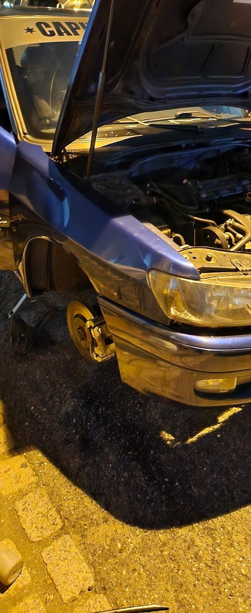 Pagdebmw's tweet image. Os caras simplesmente fizeram um upgrade de freio NO MEIO DA RUA no rolê