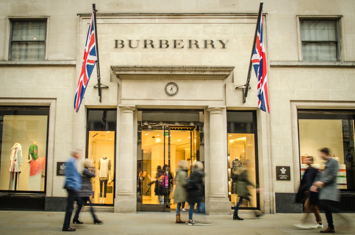 AWS_Partners's tweet photo. Explore how luxury fashion brand @Burberry 🛍️ worked with AWS Partner @Capgemini to reduce operational costs by 30% &amp; increase agility for maximum uptime during sales peaks. 📈

➡️ https://t.co/RMhsuoHl3n https://t.co/ZhgbqEiMky