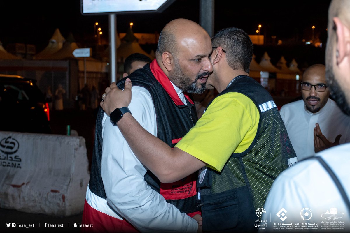 alrifadah's tweet photo. المشرف العام على شركات تقديم الخدمة م. عادل قاري @aqari20 
يزور ويقف ميدانيا على القطاعات الميدانية واعمالها ويعايدهم ويشكرهم على جهودهم المبذولة لإنجاح خطة #حج_1444 وخدمة #ضيوف_الرحمن
#مهوى_الأفئدة

قطاع الدعم والمساندة
👇👇 https://t.co/VTA3Z6Pq1g
