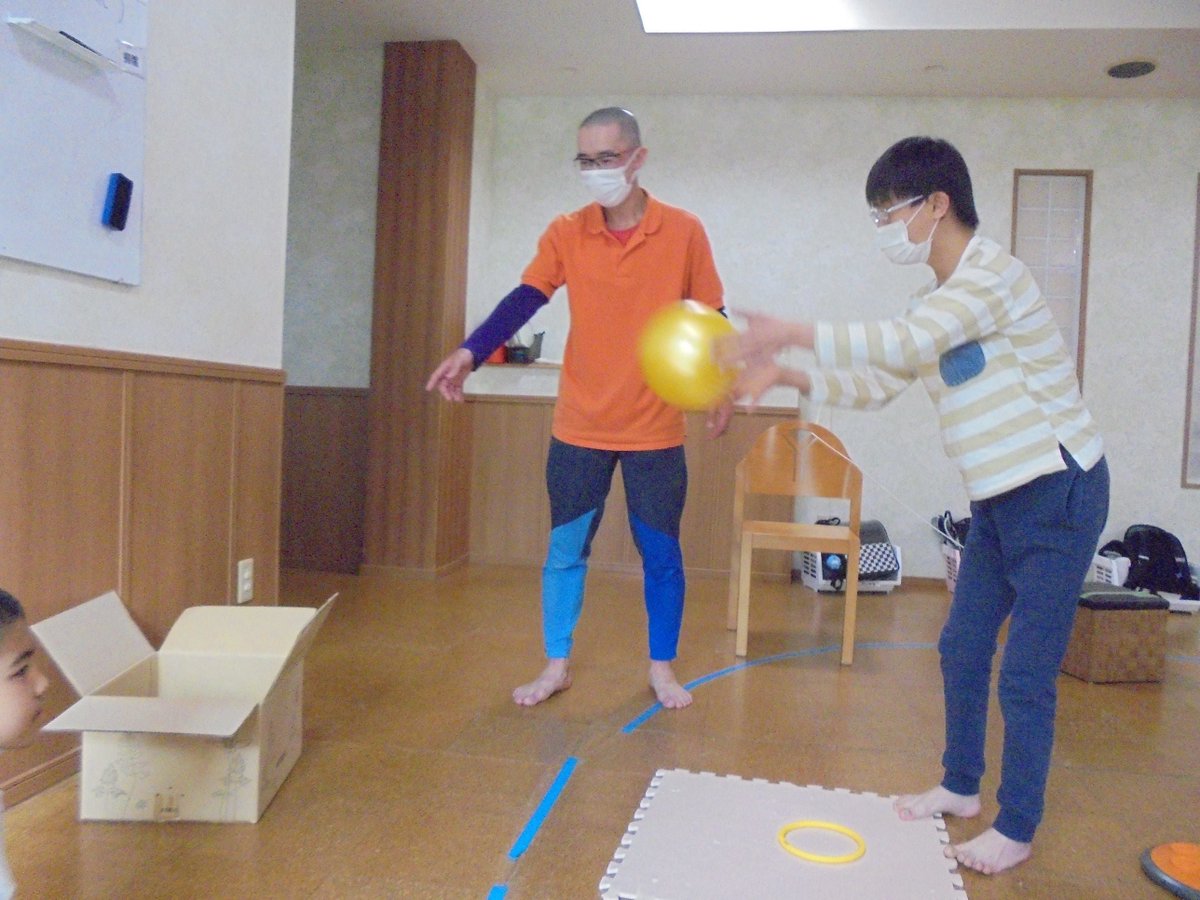 maruta215's tweet photo. 皆さん、こんにちは！
今回は障害物競争の様子をお伝えします😉
今回は、島取りゲームで使う島やヘビを跨ぐエリアをセッティングしてみました！
大変なコースでしたが、見事クリアすることができました👍
それではまた次回お会いしましょう😁
＃放課後等デイサービス
#児童発達支援
#運動 
＃横浜市 https://t.co/CVgRBm0Ych