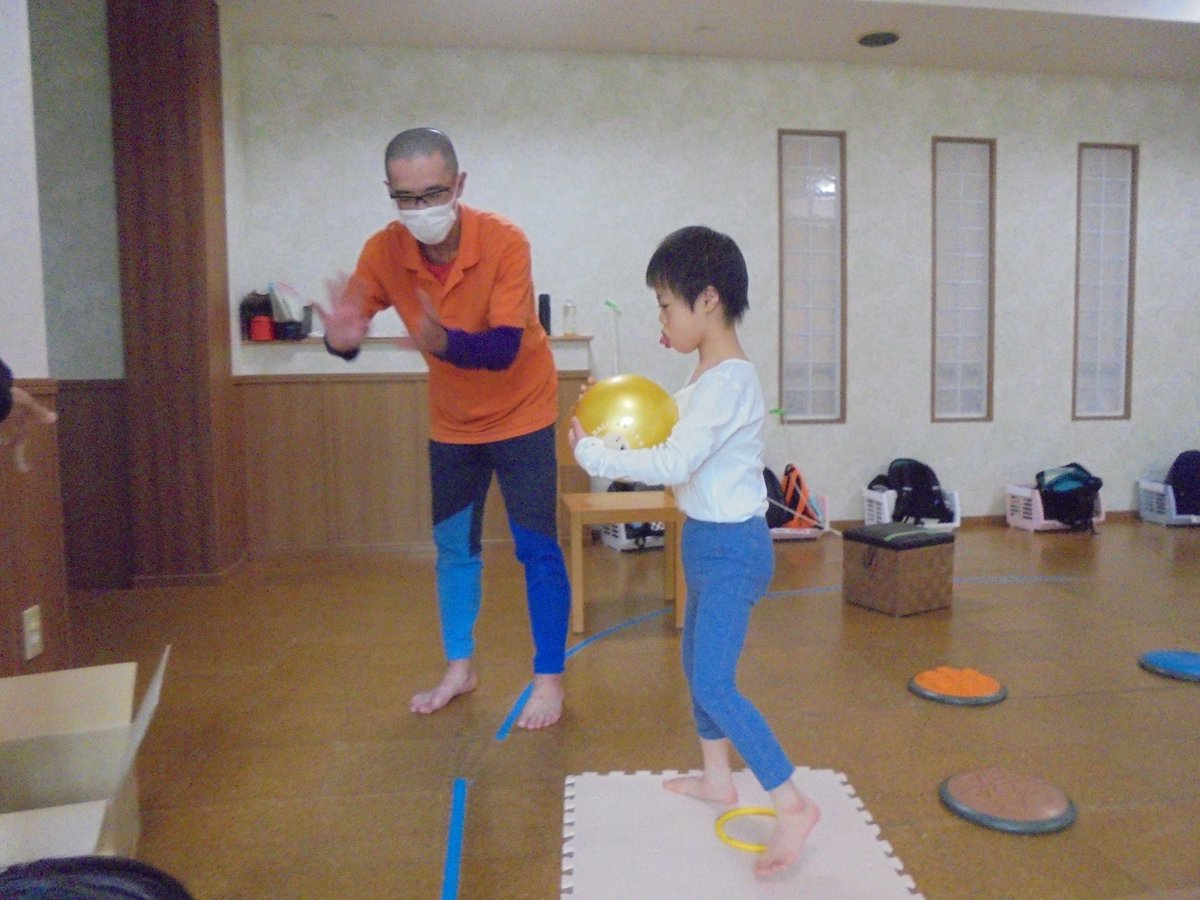 maruta215's tweet photo. 皆さん、こんにちは！
今回は障害物競争の様子をお伝えします😉
今回は、島取りゲームで使う島やヘビを跨ぐエリアをセッティングしてみました！
大変なコースでしたが、見事クリアすることができました👍
それではまた次回お会いしましょう😁
＃放課後等デイサービス
#児童発達支援
#運動 
＃横浜市 https://t.co/CVgRBm0Ych