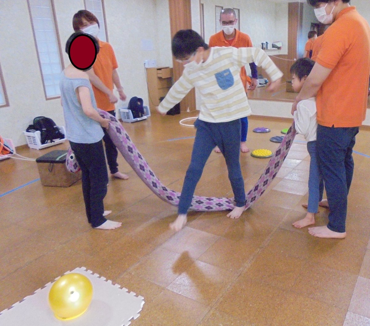 maruta215's tweet photo. 皆さん、こんにちは！
今回は障害物競争の様子をお伝えします😉
今回は、島取りゲームで使う島やヘビを跨ぐエリアをセッティングしてみました！
大変なコースでしたが、見事クリアすることができました👍
それではまた次回お会いしましょう😁
＃放課後等デイサービス
#児童発達支援
#運動 
＃横浜市 https://t.co/CVgRBm0Ych