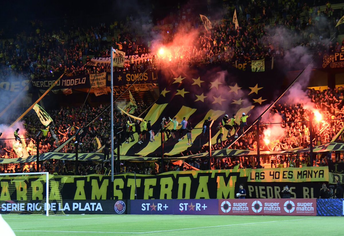 Lo único que queda es la gente, y se cagan en ellos!!

“Jamás jamas, podras tener la hinchada, que en las buenas y en las malas, siempre esta con Peñarol”