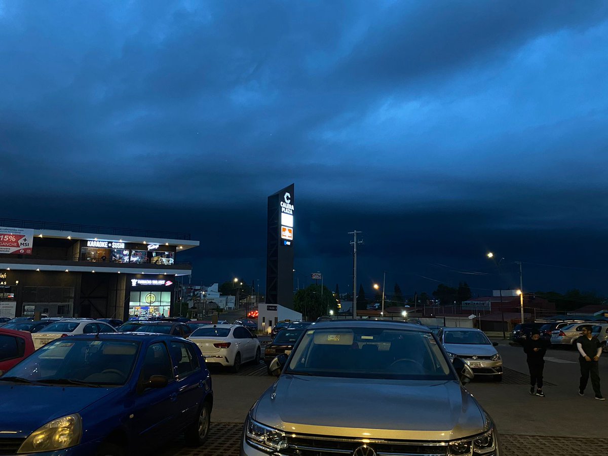Zull613921591's tweet photo. @TribunaVigila así desde plaza calera, hermoso el cielo e intimidante a la vez. https://t.co/9iiwJftC0N