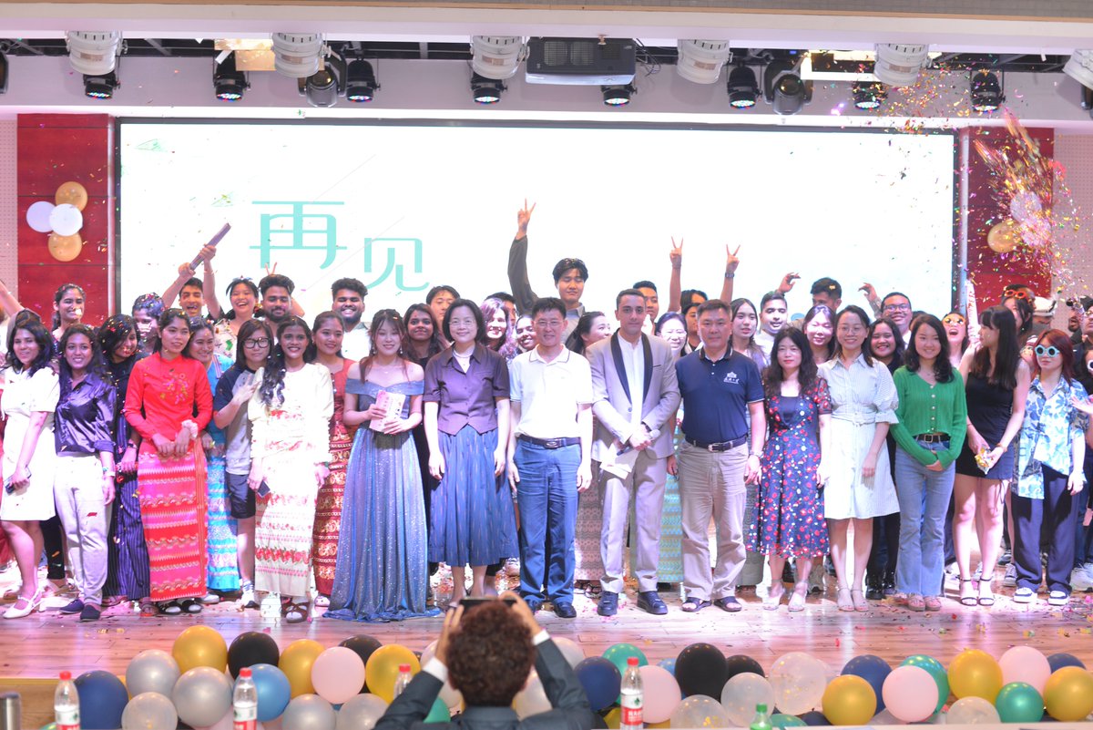 WHU_1893's tweet photo. 💃🕺The graduation party for #WHU’s international students of the Class of 2023 was held at the School of International Education on June 20. #WHUers #GoWHU #WHUGraduation https://t.co/QdqpeeF6GK