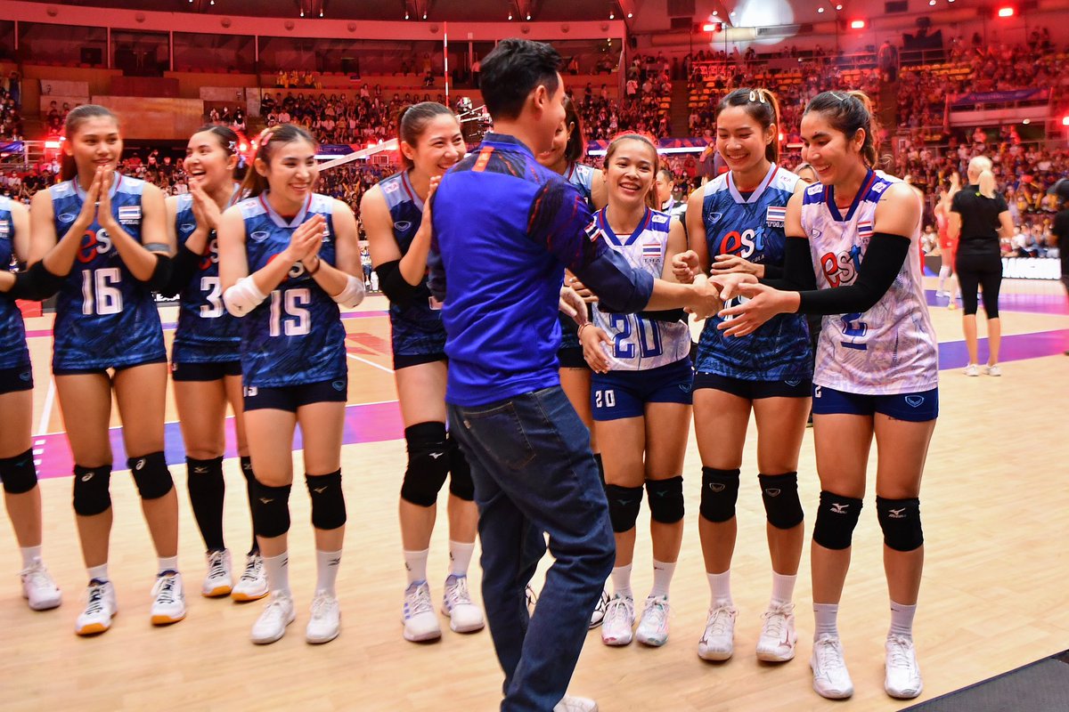 volleyballworld's tweet photo. Pita Limjaroenrat &amp; Team Thailand 🇹🇭 

The prime minister designate of Thailand paid a visit last night in Bangkok &amp; witnessed the love for the women’s team &amp; heard the loudest cheers 🫶🏻 from the fans.

🏐 #VNL2023 #volleyball #วอลเลย์บอลหญิง #วอลเลย์บอลหญิงไทยvolleyball #VNL https://t.co/UXXSyk8f1U