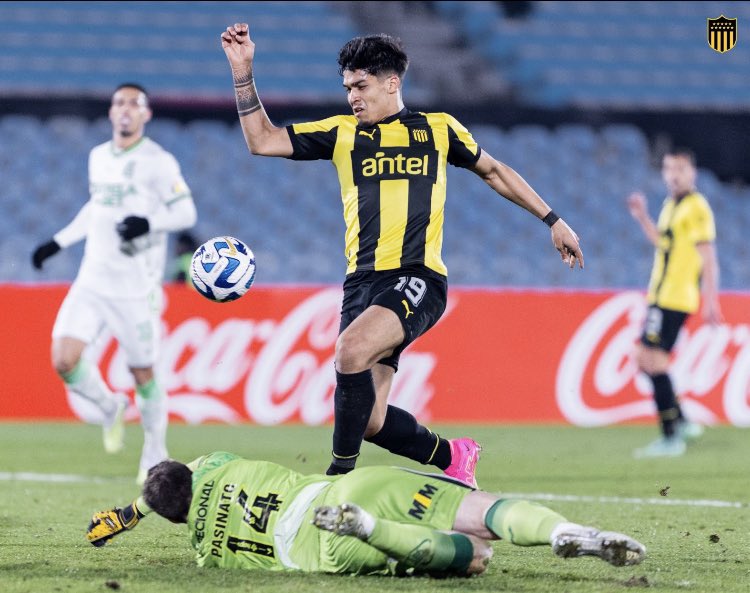 MauroMas28's tweet photo. Otra derrota de Peñarol en la Sudamericana. Perdió 2 a 1 ante el America. Los errores en la zona final lo volvieron a condenar. Lo ganaba y se lo dieron vuelta.
Desastrosa actuación internacional de Peñarol. 
Termino sin puntos. 
Vergonzoso! https://t.co/VfRogvH32Q
