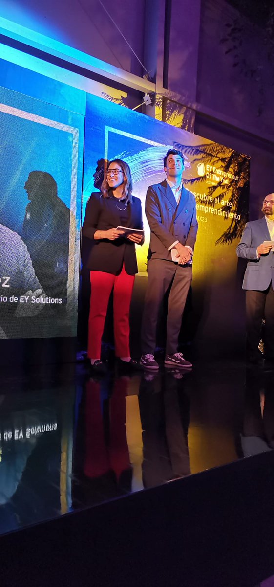 EYMexico's tweet photo. @edr1266 @LupitaCastC @xla_kz @robertoah @mofloresb @claujanez @JuanaSohin En el escenario nos acompañan @AleRiSp, CEO de @ambrosia.mex, y Pablo Estévez, Socio de EY Solutions, ambos finalistas en #EOYMX22, presentan a los finalistas por categoría de #EOYMX23. https://t.co/b372VCVySb