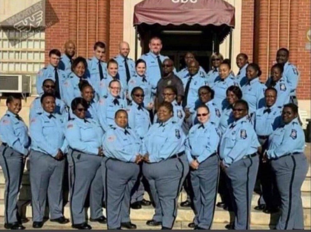 ElonMuskAOC's tweet photo. Great job, Joe! 

We have such athletic police officers! https://t.co/VQ8MlKIVvz