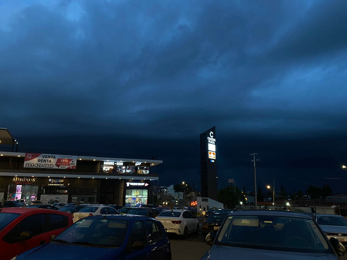 Zull613921591's tweet photo. @laredcincoradio buenas tardes, así el cielo desde plaza calera, hermoso e impactante a su vez. https://t.co/eKZossiDmz