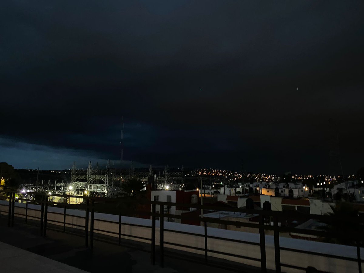 Zull613921591's tweet photo. @laredcincoradio buenas tardes, así el cielo desde plaza calera, hermoso e impactante a su vez. https://t.co/eKZossiDmz