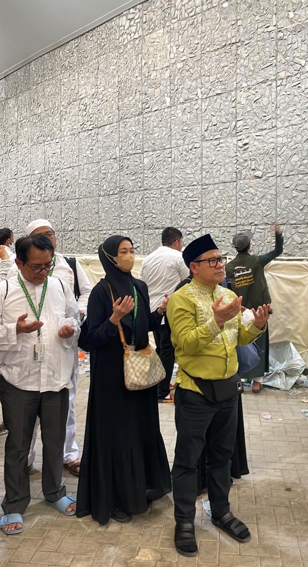 Ya Alloh mohon tahun depan saya bisa berhaji lagi bersama semua para followerku .. Aamiiin
Subuh di Mina