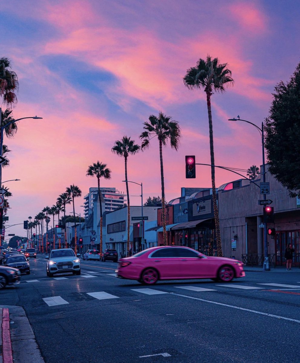 Pink is the mood 💗 🌅 #discoverLA  📷: @Lenafound1