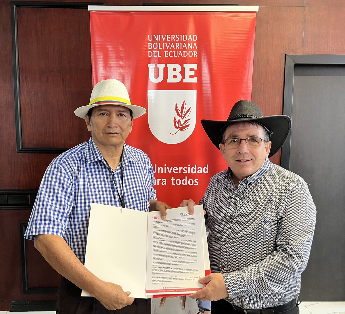 UbeEcuador's tweet photo. #NoticiasUBE | UBE y FEDOMEC firman convenios para beneficiar a los agricultores del Ecuador

La Universidad Bolivariana del Ecuador (UBE) y la Federación de Organizaciones Montubias  del Ecuador (FEDOMEC) suscribieron un convenio marco de cooperación interinstitucional, así como uno específico para aportar académicamente a los habitantes de las zonas rurales, desarrollar la investigación científica, la innovación, el emprendimiento, la transferencia tecnológica y la vinculación con la sociedad.

El Ph. D. Víctor Gómez Rodríguez, vicerrector académico de la UBE, y el Sr. Carlos Chacón, representante legal de FEDOMEC, demostraron sus grandes expectativas de profesionalizar a miles de personas, a través de diferentes programas de estudios de tercer y cuarto nivel.

🤝 ¡Nuestro propósito se sigue expandiendo en todo el país! 🤝

#UBE
#LaUniversidadParaTodos
#Convenios