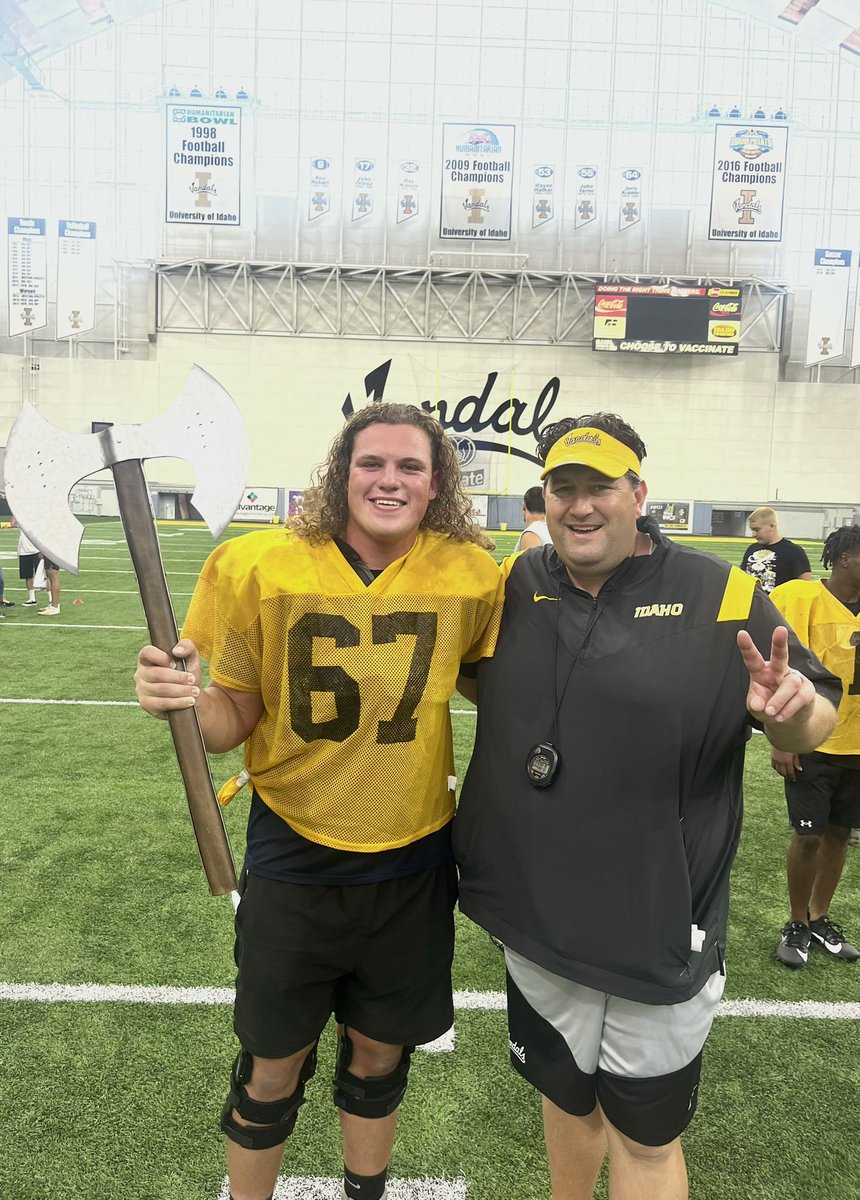 EthanLowell57's tweet image. Had a great day at the @VandalFootball camp today. Proud to be named the O-Line MVP #GoVandals ✌️
@Coach_CBooth @Coach_Eck @LukeSchleusner @Coach_Wallace1 @Gregorifootball @_Vc_209 @BrandonHuffman @GregBiggins