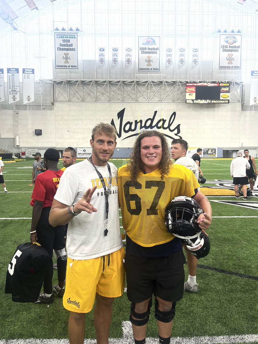 EthanLowell57's tweet image. Had a great day at the @VandalFootball camp today. Proud to be named the O-Line MVP #GoVandals ✌️
@Coach_CBooth @Coach_Eck @LukeSchleusner @Coach_Wallace1 @Gregorifootball @_Vc_209 @BrandonHuffman @GregBiggins