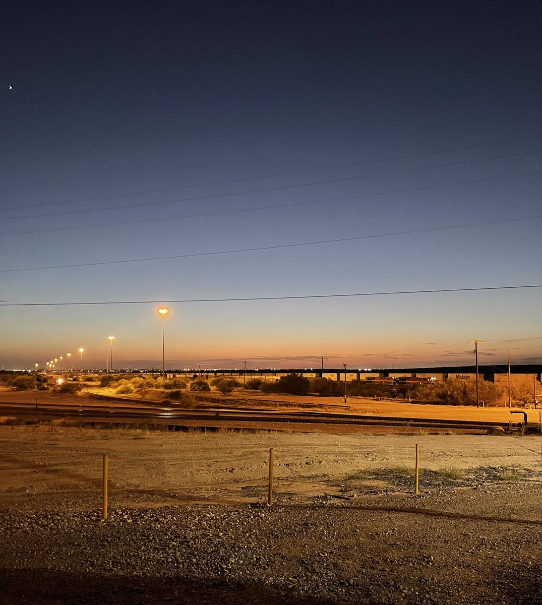 Kuno75's tweet photo. Sunset from my rail yard 🚂 #Railroad #TrainEngineer #TexasSunset https://t.co/fo6G9ABPhK