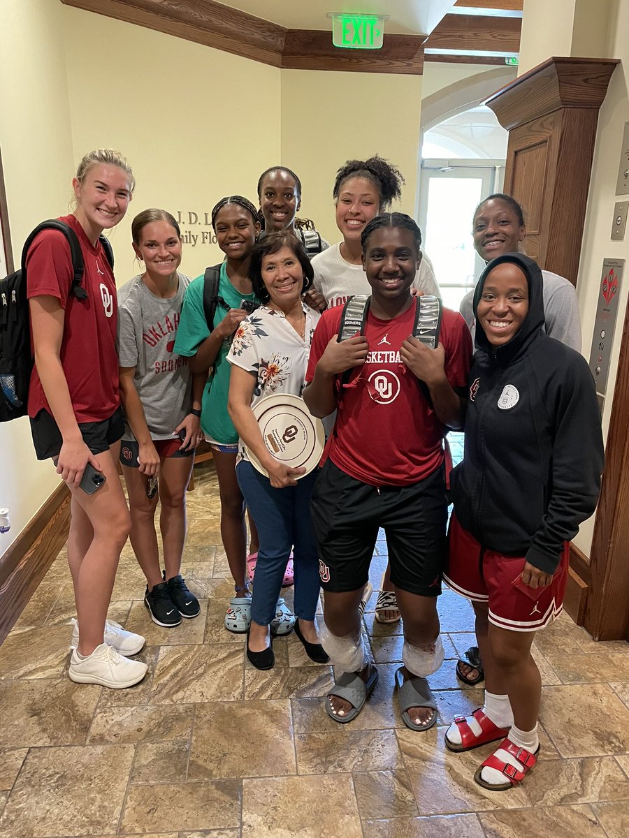 HeadingtonHall's tweet photo. Celebrating an OU ICON‼️ ✨

We love you, Flo❗️❤️

What will you miss most about this legend?

#BoomerSooner #OUDNA #HomeSweetHeadington #FloKnows https://t.co/3owJ6oIWiJ