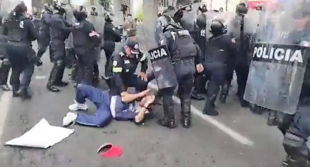 Coordinadora1DM's tweet photo. Así los maestros brutalmente golpeados por delincuentes con placa de @SS_Edomex de @alfredodelmazo @Edomex 
Por bloquear vialidades para que les paguen los adeudos que les deben
PEOTESTAR ES UN DERECHO ✌🏼
REPRIMIR ES UN DELITO https://t.co/JNxzN0rPxz