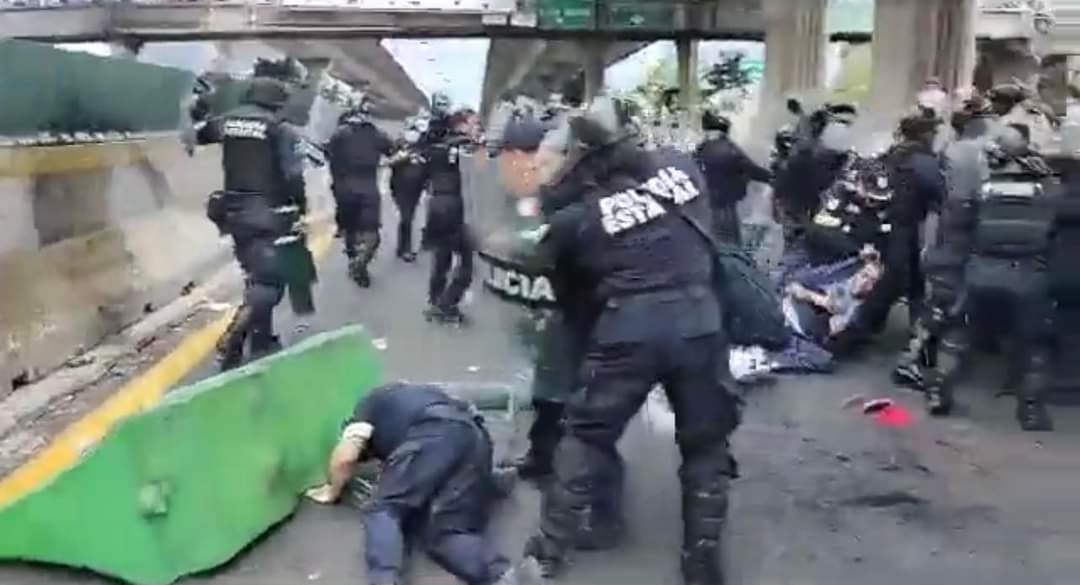 Así los maestros brutalmente golpeados por delincuentes con placa de <a href="/SS_Edomex/">Secretaría de Seguridad del Estado de México</a> de <a href="/alfredodelmazo/">Alfredo Del Mazo</a> <a href="/Edomex/">Gobierno del Estado de México</a> 
Por bloquear vialidades para que les paguen los adeudos que les deben
PEOTESTAR ES UN DERECHO ✌🏼
REPRIMIR ES UN DELITO