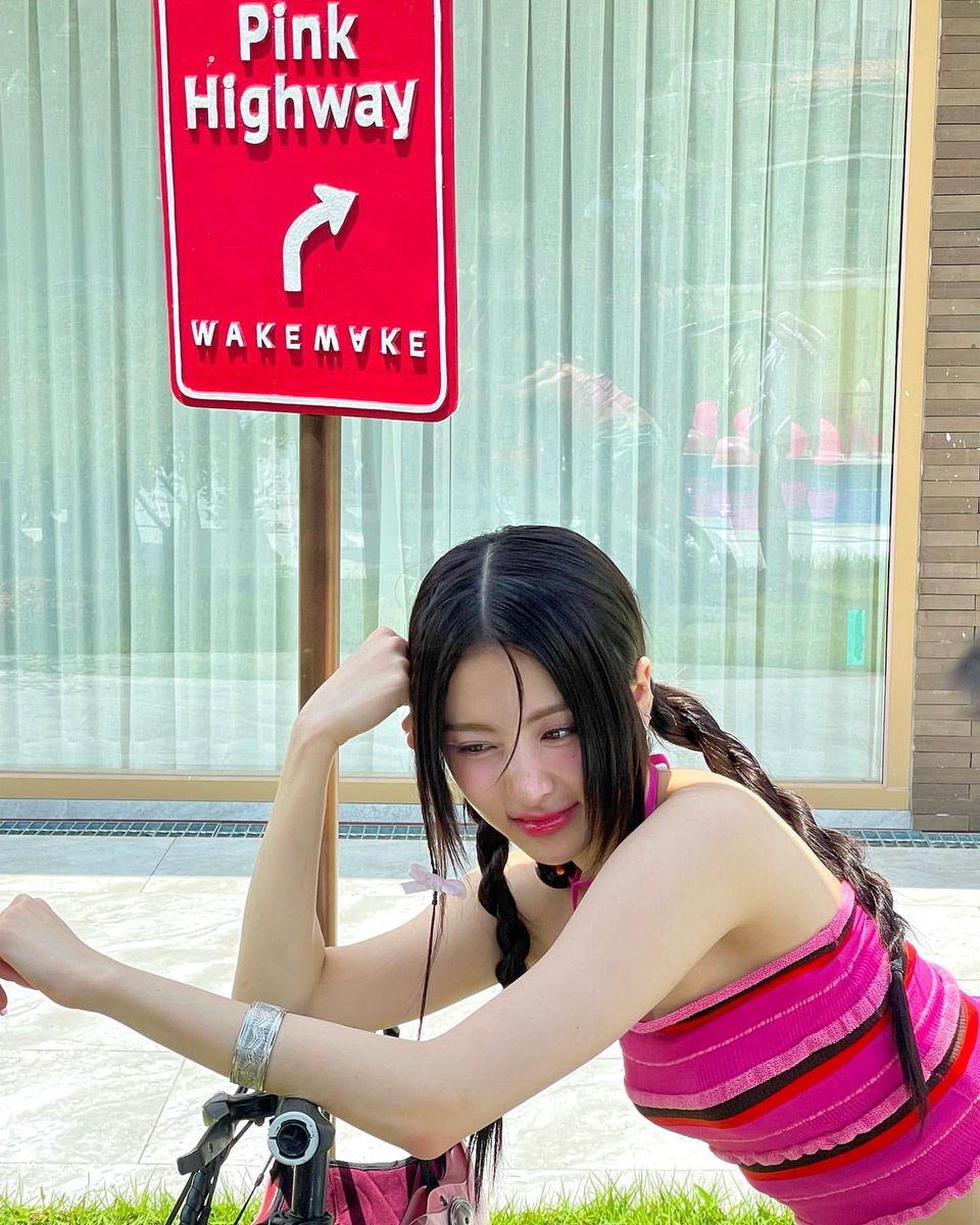 jenaissantz's tweet photo. 𝑏͟𝑒͟𝑎͟𝑢͟𝑡͟𝑦͟ 𝑢͟𝑛͟𝑣͟𝑒͟𝑖͟𝑙͟𝑒͟𝑑͟: behind the scenes of a captivating photoshoot, the girl transforms into a canvas, artfully painting her face with colors that reveal her inner radiance. https://t.co/BEv2J1DIC1