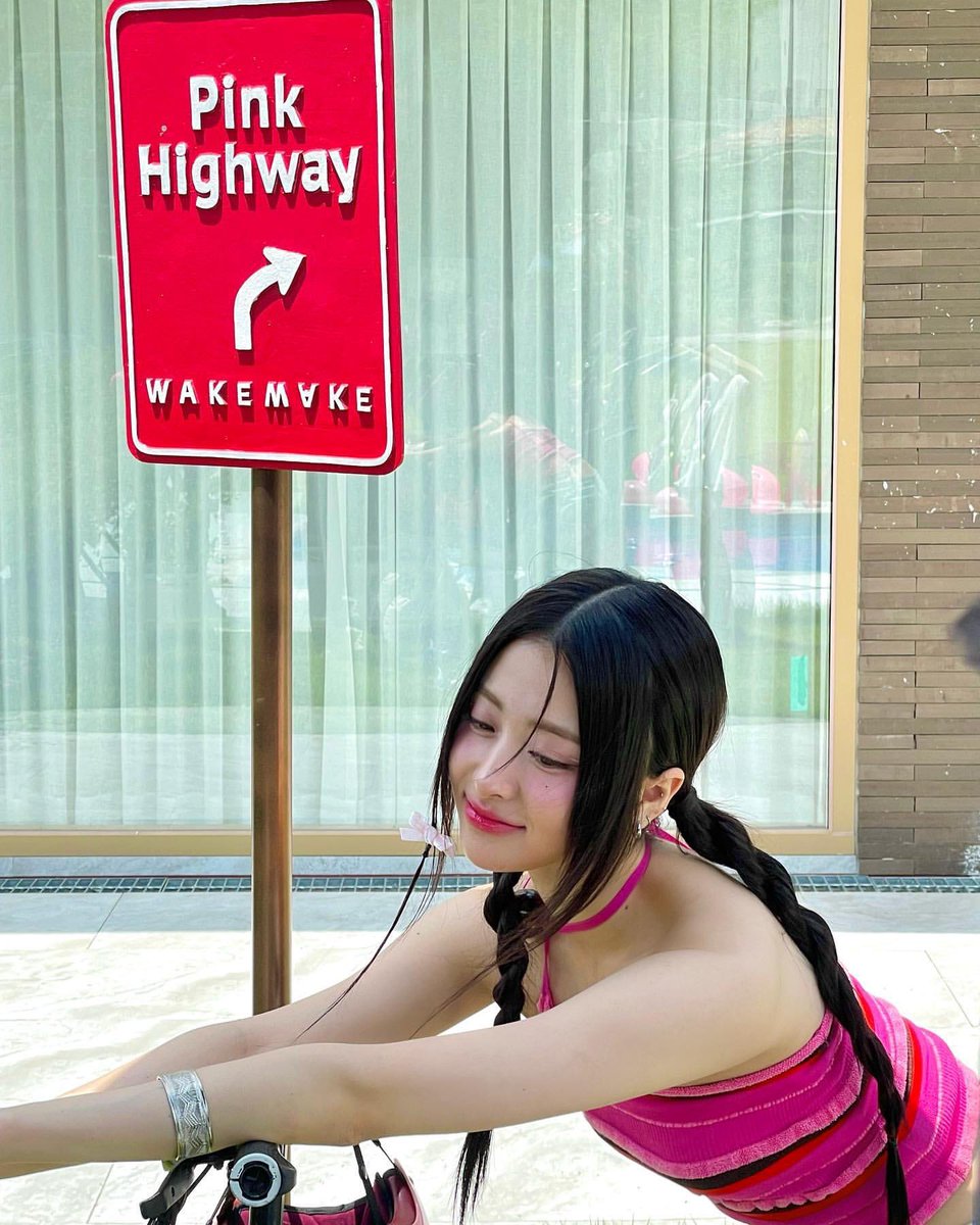 jenaissantz's tweet photo. 𝑏͟𝑒͟𝑎͟𝑢͟𝑡͟𝑦͟ 𝑢͟𝑛͟𝑣͟𝑒͟𝑖͟𝑙͟𝑒͟𝑑͟: behind the scenes of a captivating photoshoot, the girl transforms into a canvas, artfully painting her face with colors that reveal her inner radiance. https://t.co/BEv2J1DIC1