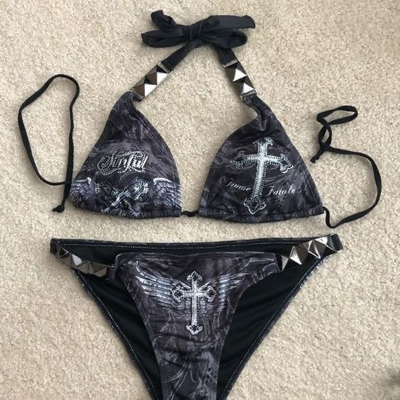 / ntmg have matching bikinis.. i was THINKIN!! NATSUME WEARS HER REGULAR BEACH TRUNKS 4 THIS