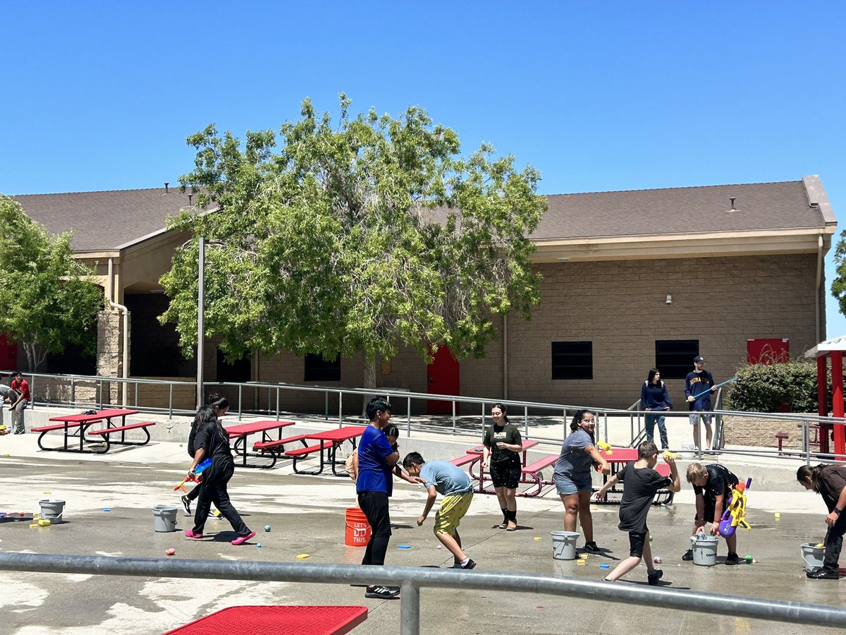 MesaPinon's tweet photo. What a FUN last day of summer learning program for Pinon Mesa!! A big water sponge fight to cool us down! We will see you on August 10th, Wolverines! @SnowlineJUSD https://t.co/eqc1NzyOTU