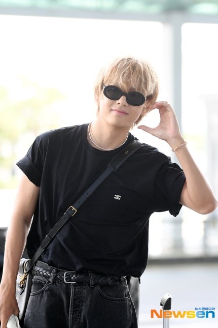 [NEWS] V is leaving for Paris, France to attend an overseas schedule through Incheon International Airport. 

HAVE A SAFE FLIGHT TAEHYUNG
