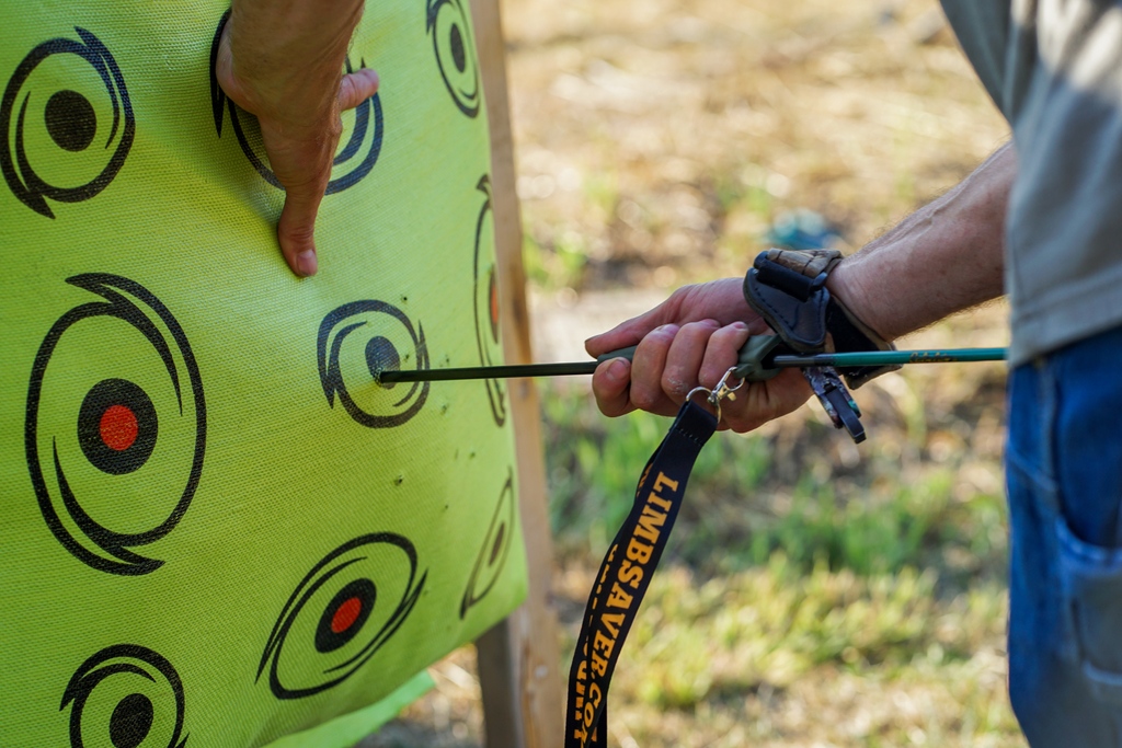 limbsaver's tweet image. Archery practice 🏹 is a great way to close out the day 🎯

#limbsaver #archery #targetpractice #bow #arrow