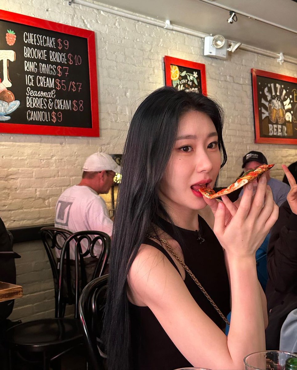 Chaeerry's tweet photo. From the captivating holiday vibes to the irresistible pizza slices, New York offers a delightful fusion of flavors and festive experiences that will always linger in my mind. ✨ https://t.co/MRgvp4rbsB