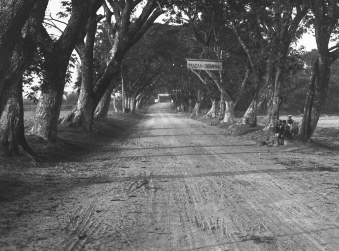 Jalan Jogja - Solo Tahun 1920

Foto Lokasi : Pandang Simping Prambanan

Kahanan ngene iki umpomo perjalanan malam pengen healing nang Solo genah mung diweruhi gundul pringis ngglundung tengah dalan.