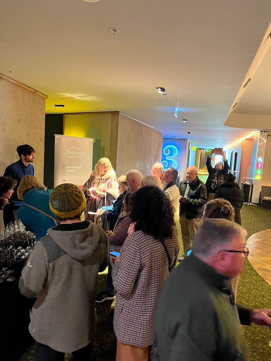 ARGinAustralia's tweet photo. ¡Gran Noche Argentina Zuccardi en el @SpanishFilmFest! El miércoles 28/6, a sala llena en el Palace Electric el público se deleitó con la película Empieza el Baile, acompañado de una degustación de vinos ofrecidos por @FamiliaZuccardi. ¡Muchas gracias por acompañarnos! https://t.co/1wHz7IFjFG