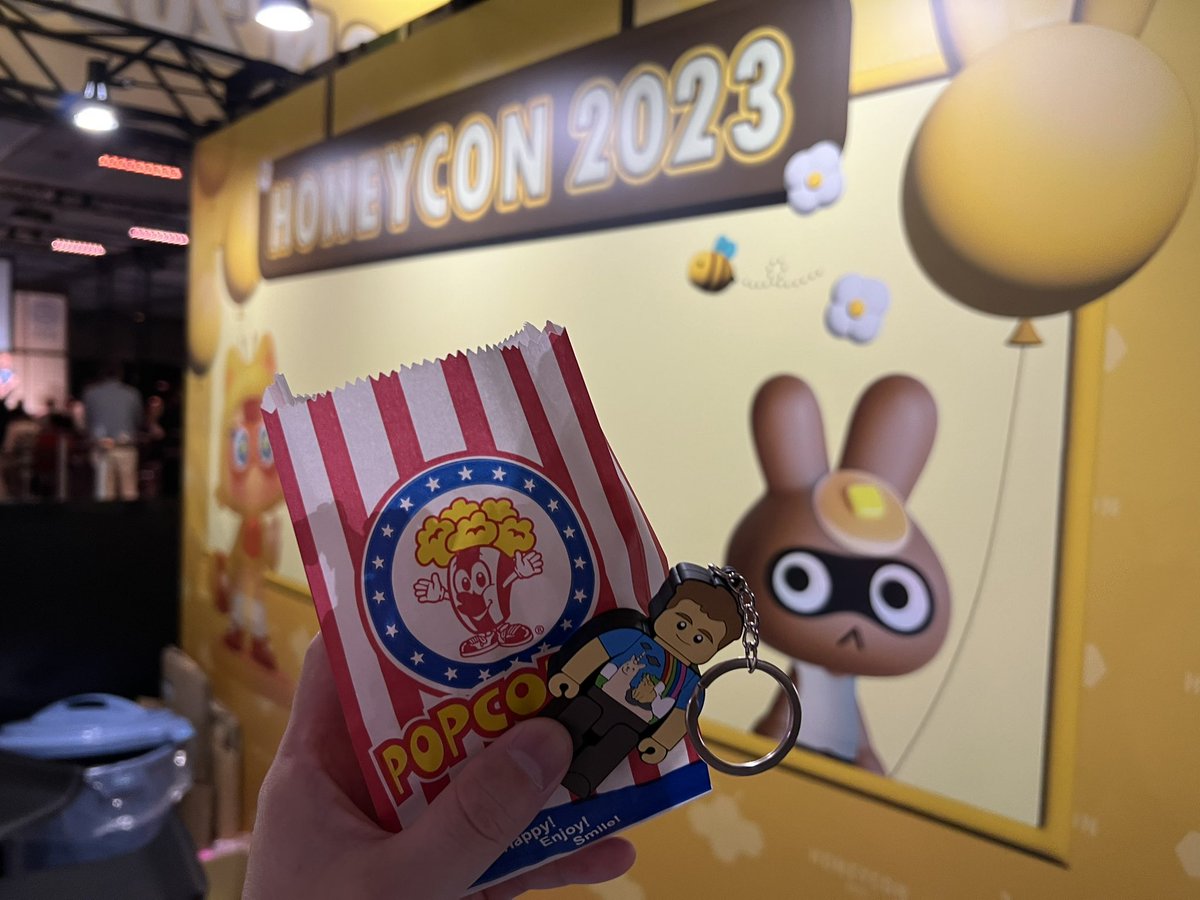 キーホルダーとポップコーンもらった🍿🐝💓✨

#HONEYCON2023 <a href="/Honeycon_io/">HONEYCON</a> <a href="/web3_honey/">たぬきち🍯web3honey💛</a> <a href="/huni_crypto/">hunisan ふに</a> buzzone.org