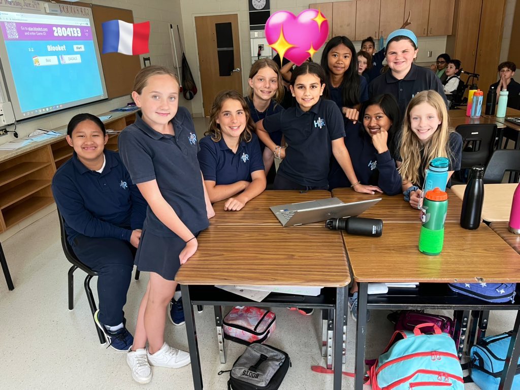French Blookets and summer smiles are in full swing @HolyRosaryM ! J’aime tous mes élèves 🥰❤️☀️#wearehrm @HCDSBFrench @Ms_Gustin1
