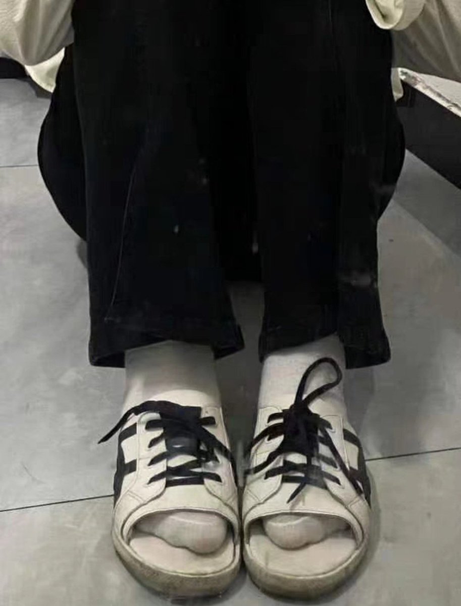 4号小姐姐的另一双臭鞋来袭，看痕迹知味道。
另:每一双鞋购买后，小姐姐会再持续穿一到二周发货，保证最新鲜的臭味。