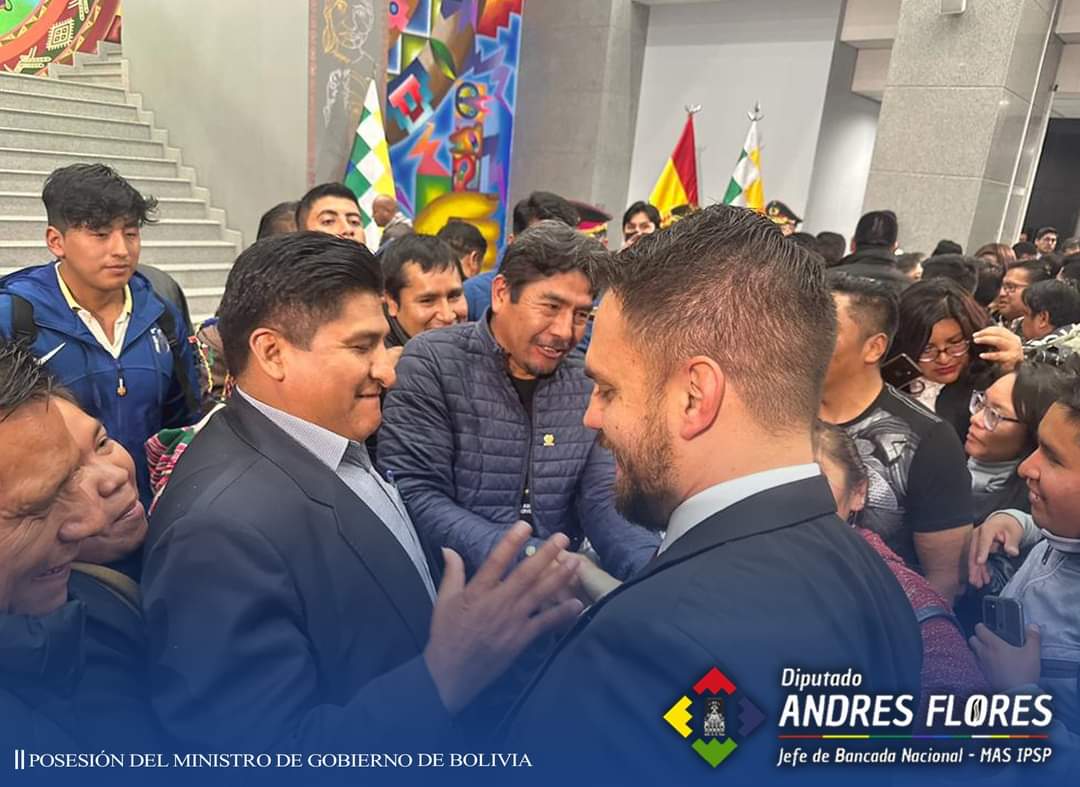 🇧🇴✊🏽 ¡Felicidades hermano <a href="/EDelCastilloDC/">Carlos Eduardo Del Castillo Del Carpio</a>! 
Lo acompañamos en el acto de posesión porque confiamos en su trabajo, y estamos felices sabiendo que estará a la cabeza del Ministerio de Gobierno Bolivia.

#EstamosSaliendoAdelante 🇧🇴
#AndresFloresDiputadoNacional ✊🏽